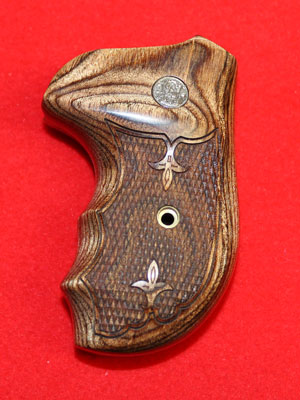 Smith & Wesson J Frame Round Butt Revolver Grip - Altamont, Oversize Finger Groove, Checkered Walnut