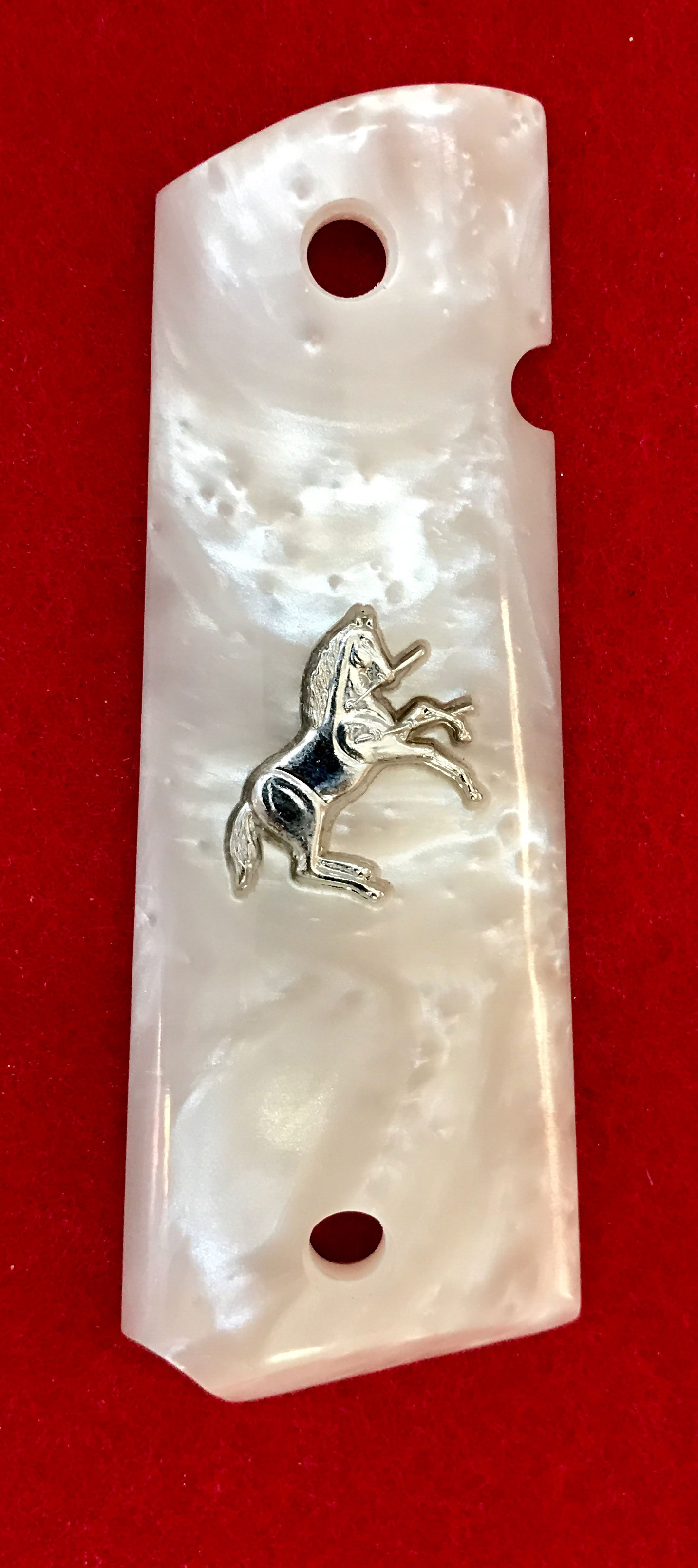 GRIP KING 1911 GRIPS,FITS COLT FULL SIZE GOVERNMENT & COMMANDER,SALE $45.73 FABULOUS SAMBAR STAG FAUX WOW REALISTIC LOOK FREE STANDARD SHIPPING. SILVER  RAMPANT HORSE  MEDALLIONS MADE IN U.S.A 